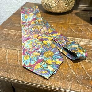 Vintage Geoffrey Beene tie. 100% silk. EUC. No rips no stains. 57” tip to tip